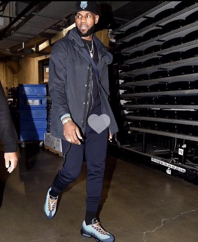 爱德华兹第三节7中5轰13分，带领森林狼追平比分（爱德华兹第三节7投5中砍13分，助森林狼扳平比分）