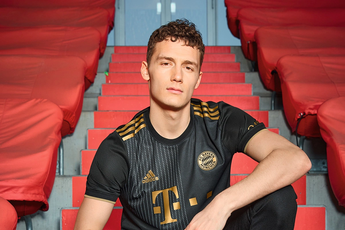 失误控制崩了！老鹰全队共21次失误 特雷·杨&杰伦·约翰逊各4次（老鹰失误大爆发：全队21次，特雷·杨与杰伦·约翰逊各4次）