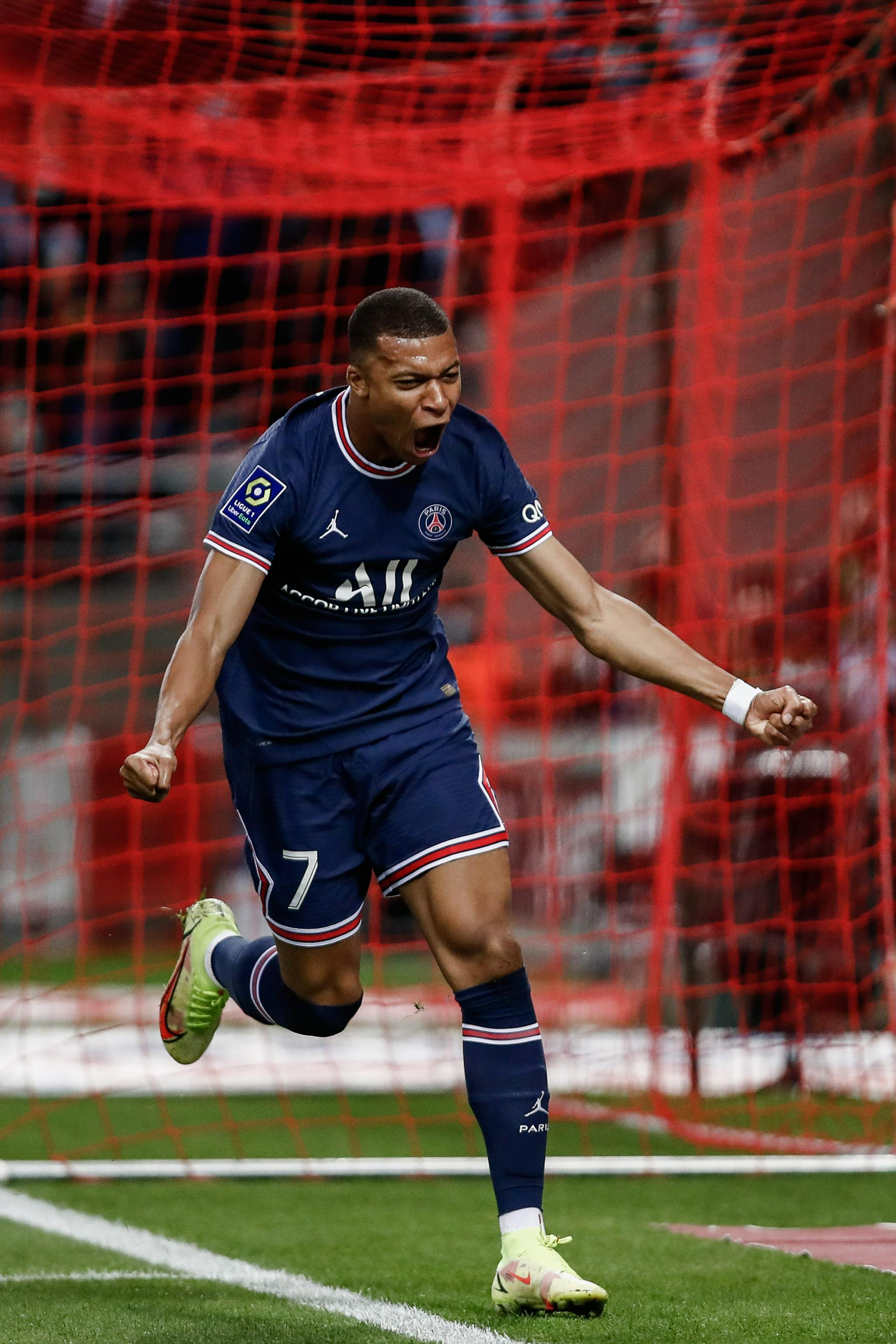 体图：多特不排除给阿德耶米设解约金，但金额至少要到8000万（体图：多特考虑为阿德耶米加入解约条款，数额不低于8000万）