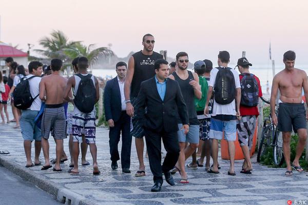 NBA半场：库里16分4板3助，勇士63-61森林狼（半场战报：勇士63-61暂领先森林狼，库里砍下16分4篮板3助攻）