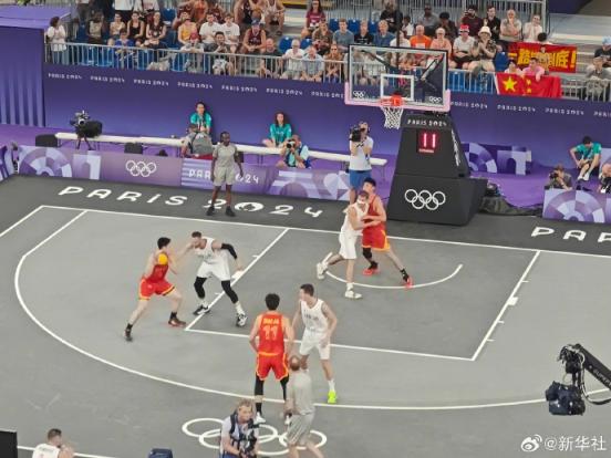 曼联4-1击败狼队，升至英超第六；米兰3-2战胜都灵，登顶积分榜。（曼联4-1胜狼队升至英超第六，米兰3-2力克都灵登上榜首）