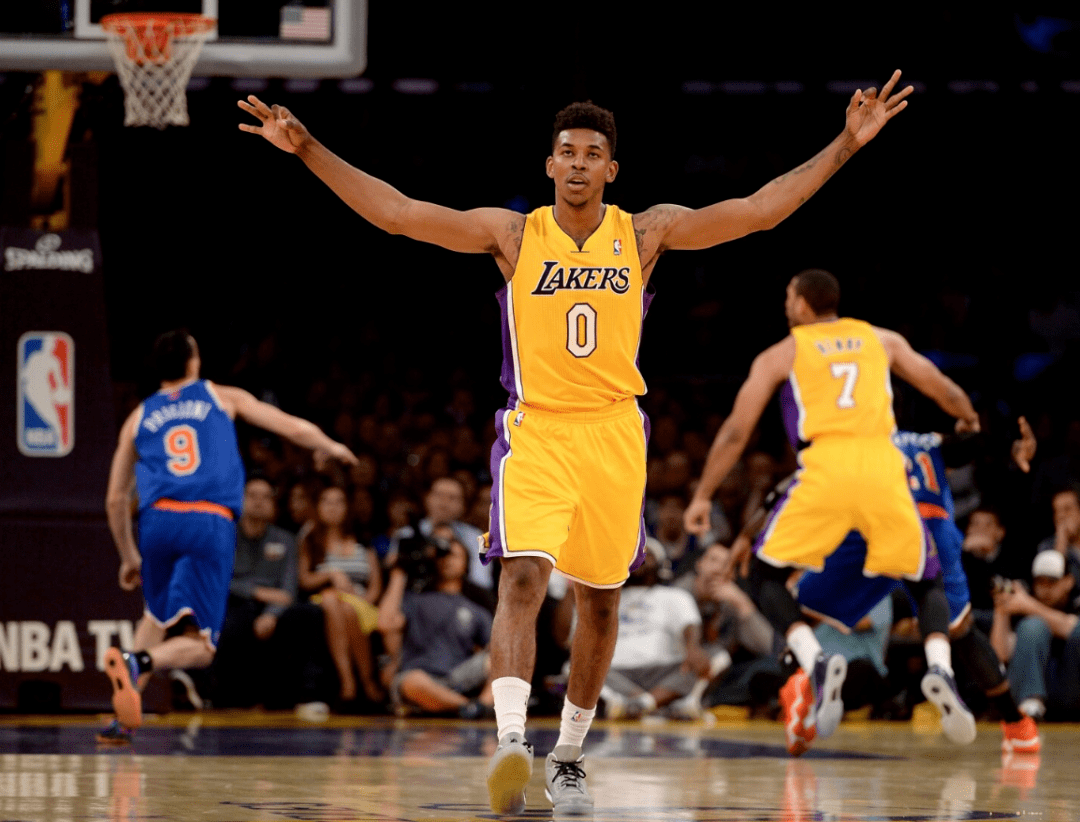 英超15轮阿森纳1-2负维拉仍居榜首，曼城3-0胜桑德兰紧追（英超第15轮：阿森纳1-2负维拉仍居首位，曼城3-0击败桑德兰紧追）