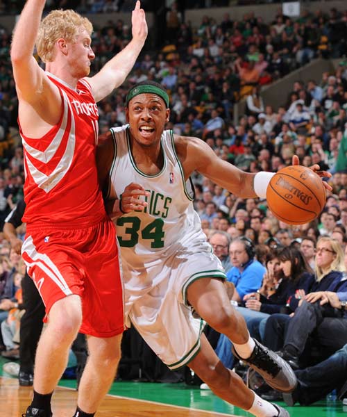 你来我往！东契奇后撤三分一击命中 杜兰特招牌干拔三分回应（针锋相对！东契奇后撤三分命中，杜兰特招牌干拔三分回敬）