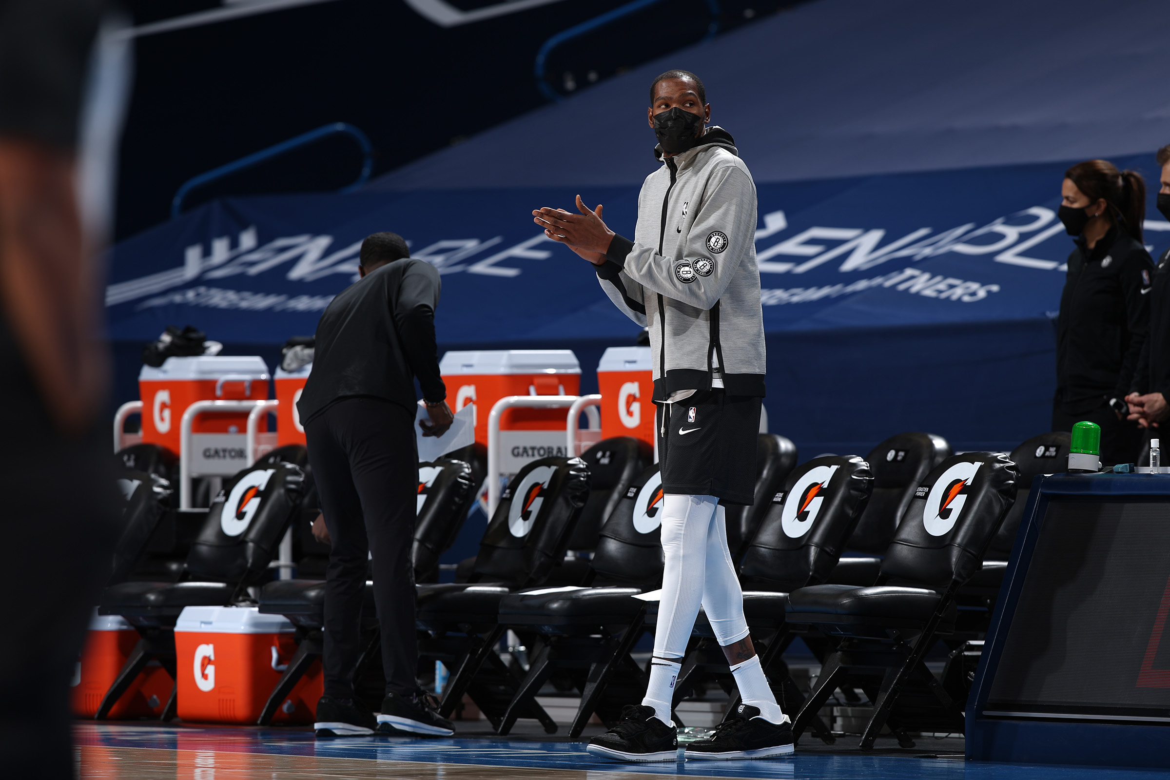 谢泼德：有杜兰特这样的队友告诉你要果断出击 你会打得更加从容（谢泼德：杜兰特鼓励你果断进攻，会让你打得更从容）