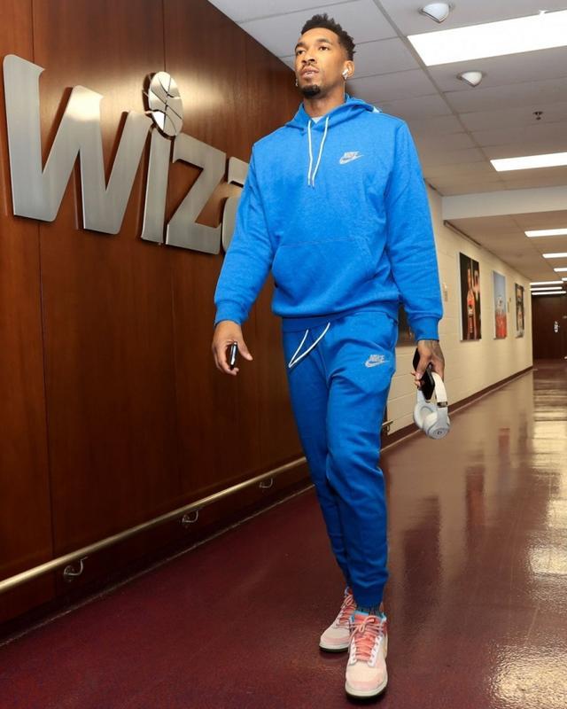 英超-纽卡斯尔联2-1十人伯恩利，吉马良斯角球直接破门，戈登点射建功（英超：纽卡斯尔联2-1力克十人伯恩利，吉马良斯角球直接得分，戈登点球命中）